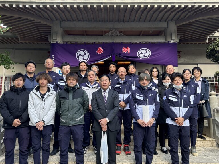 曇り空を吹き飛ばす活気で！識名宮にて新年祈願